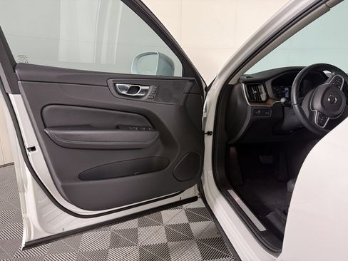 Used 2021 Volvo XC60 T5 Momentum w/ Premium Package AWD/4WD image 5
