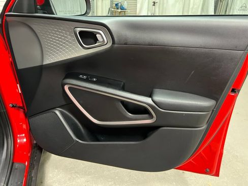 Used 2025 Kia Soul LX w/ LX Technology Package FWD image 10
