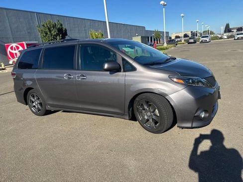 Used 2017 Toyota Sienna SE FWD image 3