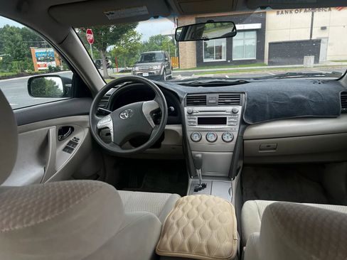 Used 2010 Toyota Camry LE image 3