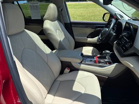 Used 2022 Toyota Highlander Platinum AWD/4WD image 13