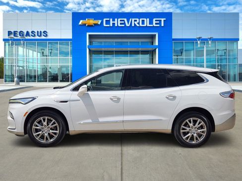 Used 2023 Buick Enclave Essence w/ Experience Buick Package FWD image 3