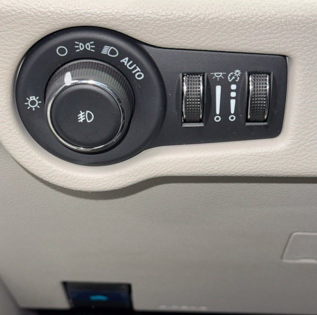 Used 2024 Chrysler Pacifica Touring-L FWD image 21