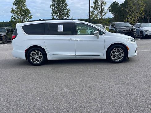 Used 2022 Chrysler Pacifica Limited FWD image 8