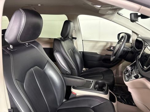 Used 2023 Chrysler Pacifica Touring-L FWD image 22