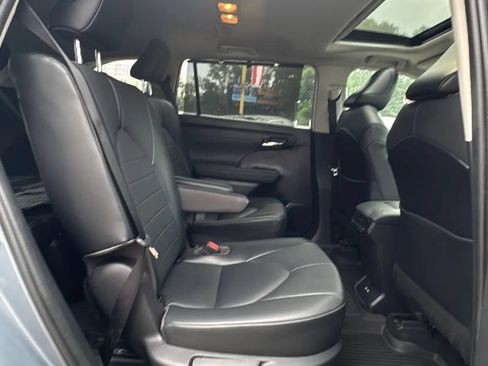 Used 2021 Toyota Highlander XLE AWD/4WD image 24