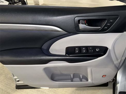 Used 2017 Toyota Highlander Limited Platinum image 22