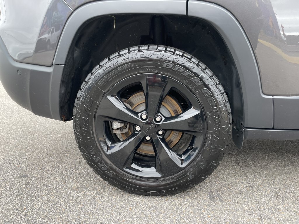 Certified 2023 Jeep Cherokee Altitude Lux w/ Lux Elite Package AWD/4WD image 12