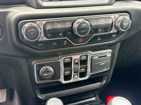 Used 2022 Jeep Wrangler Unlimited Sahara w/ Cold Weather Group AWD/4WD image 17