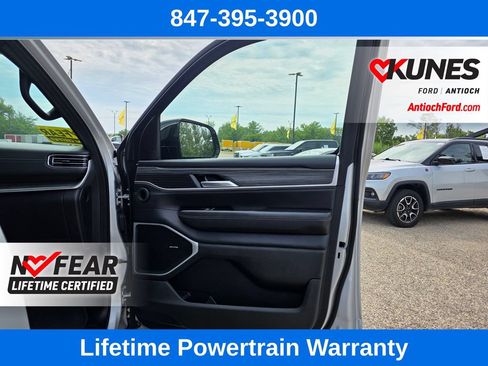Used 2024 Jeep Wagoneer Series II w/ Flexible Seating Group AWD/4WD image 24