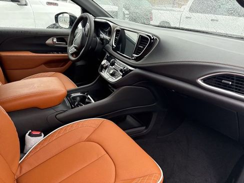 New 2026 Chrysler Pacifica Pinnacle image 10