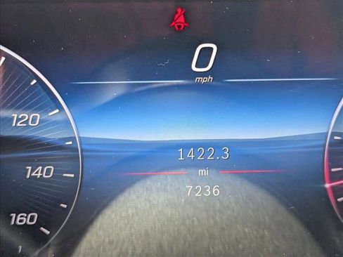 Used 2025 Mercedes-Benz GLC 300 4MATIC image 3