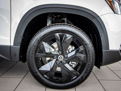 New 2026 Volkswagen Taos SE image 21