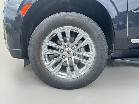 Used 2024 GMC Yukon XL SLT w/ SLT Luxury Package image 10