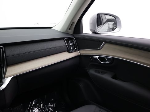 Used 2025 Volvo XC90 B5 Core AWD/4WD image 35
