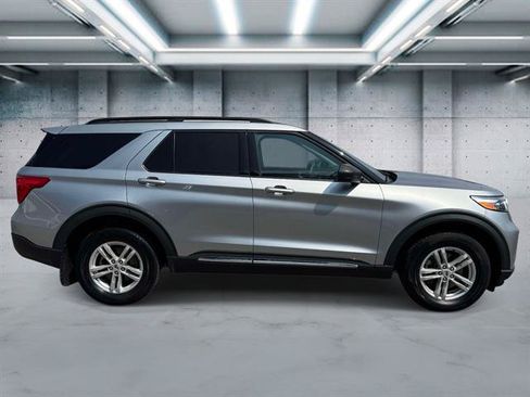 Used 2024 Ford Explorer XLT AWD/4WD image 3
