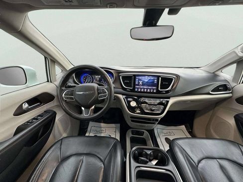 Used 2018 Chrysler Pacifica Touring-L FWD image 19