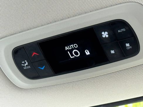 Used 2023 Chrysler Pacifica Touring-L FWD image 30