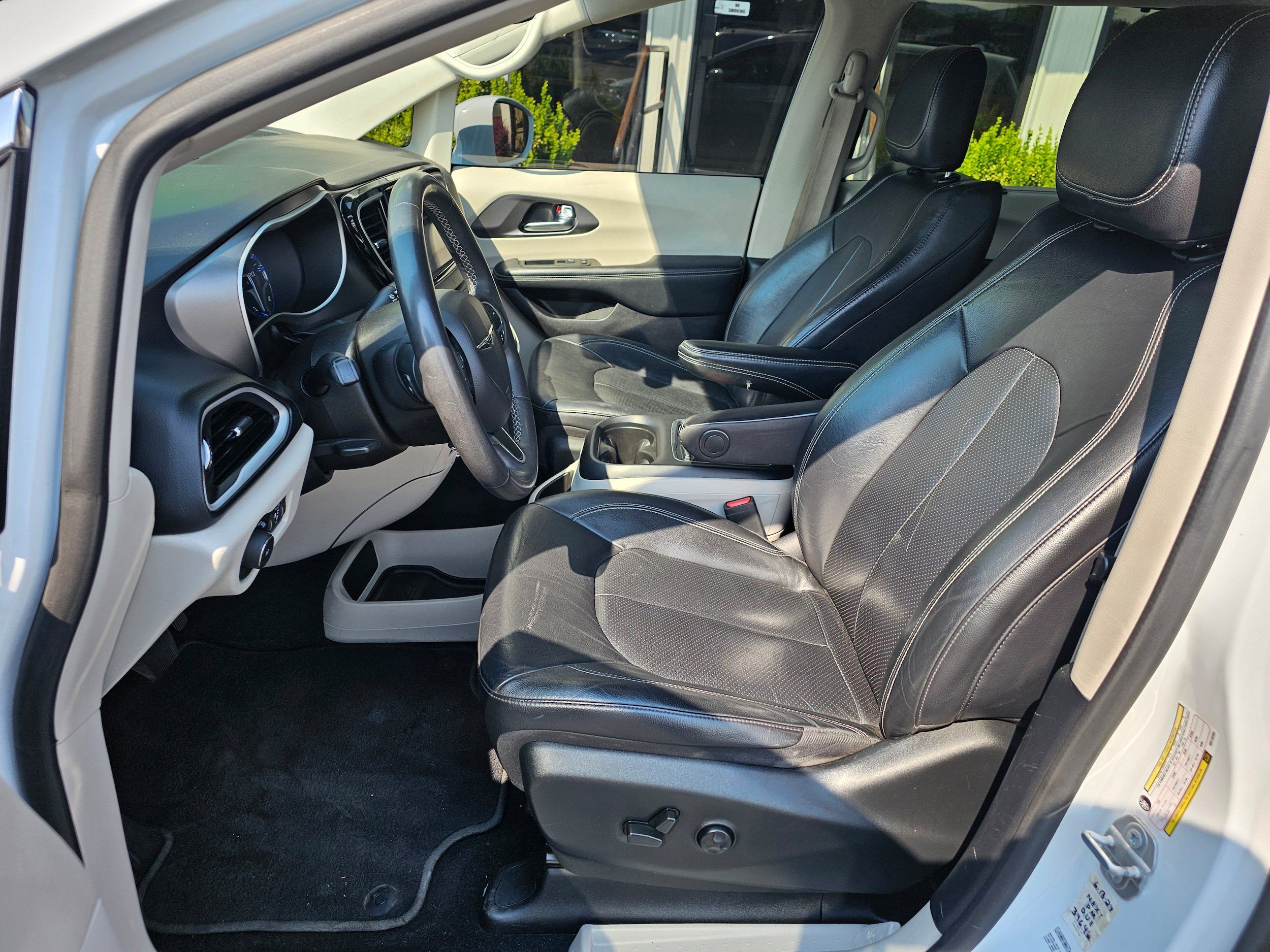 Used 2022 Chrysler Pacifica Touring-L FWD image 9