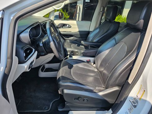 Used 2022 Chrysler Pacifica Touring-L FWD image 9