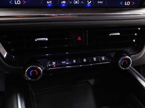 Used 2025 Chevrolet Suburban LS RWD image 21