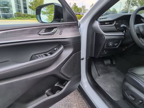 Used 2025 Jeep Grand Cherokee Limited w/ Black Appearance Package AWD/4WD image 17