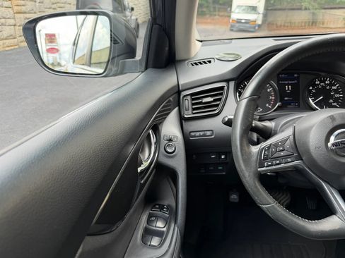 Used 2018 Nissan Rogue SV AWD/4WD image 19