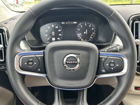 Used 2022 Volvo XC40 T5 Momentum AWD/4WD image 32