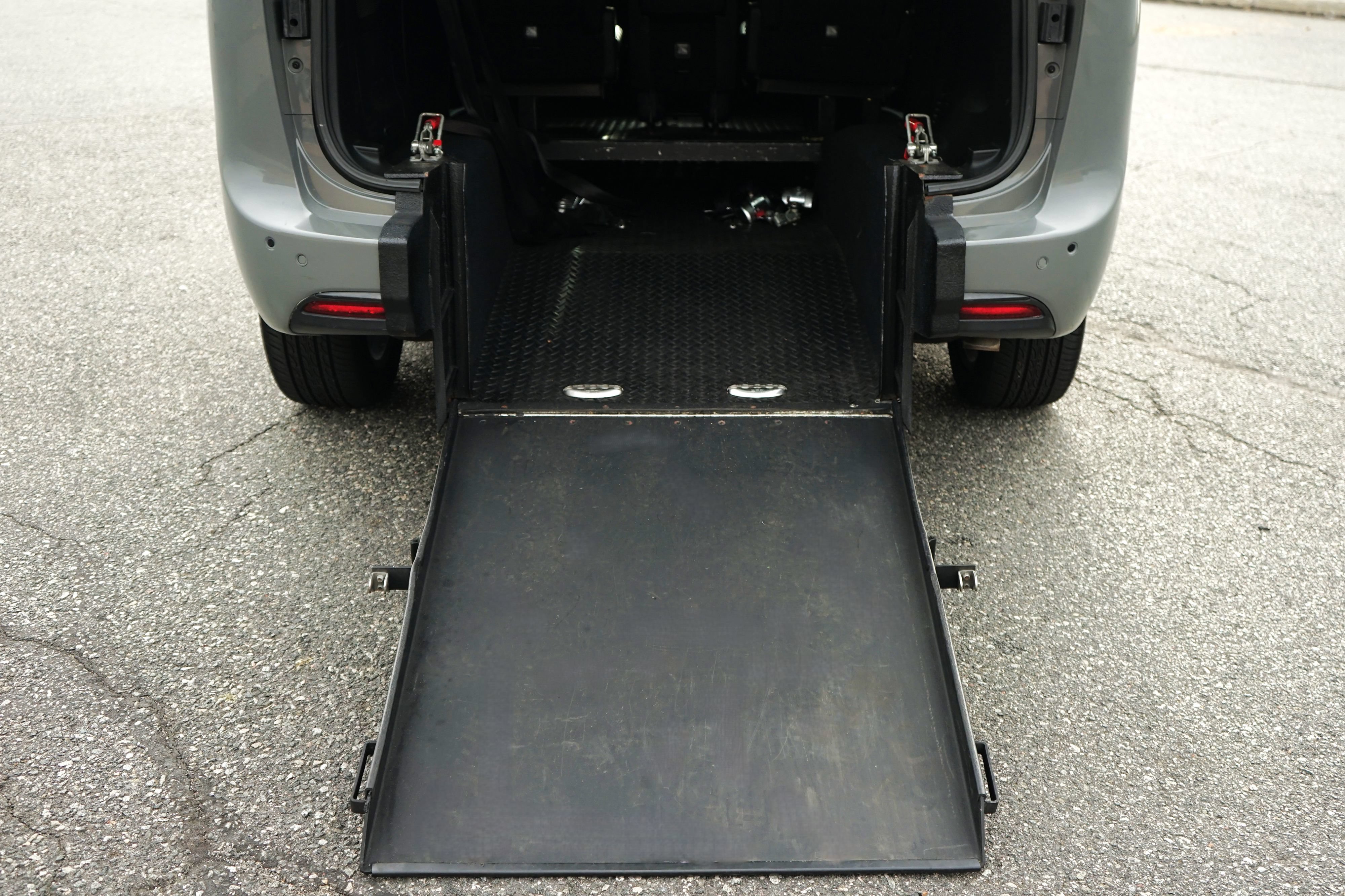 Used 2021 Chrysler Pacifica Touring-L w/ Uconnect Theater Family Group FWD image 36