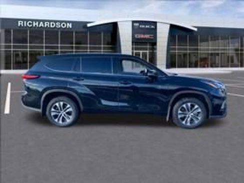 Used 2022 Toyota Highlander XLE image 4