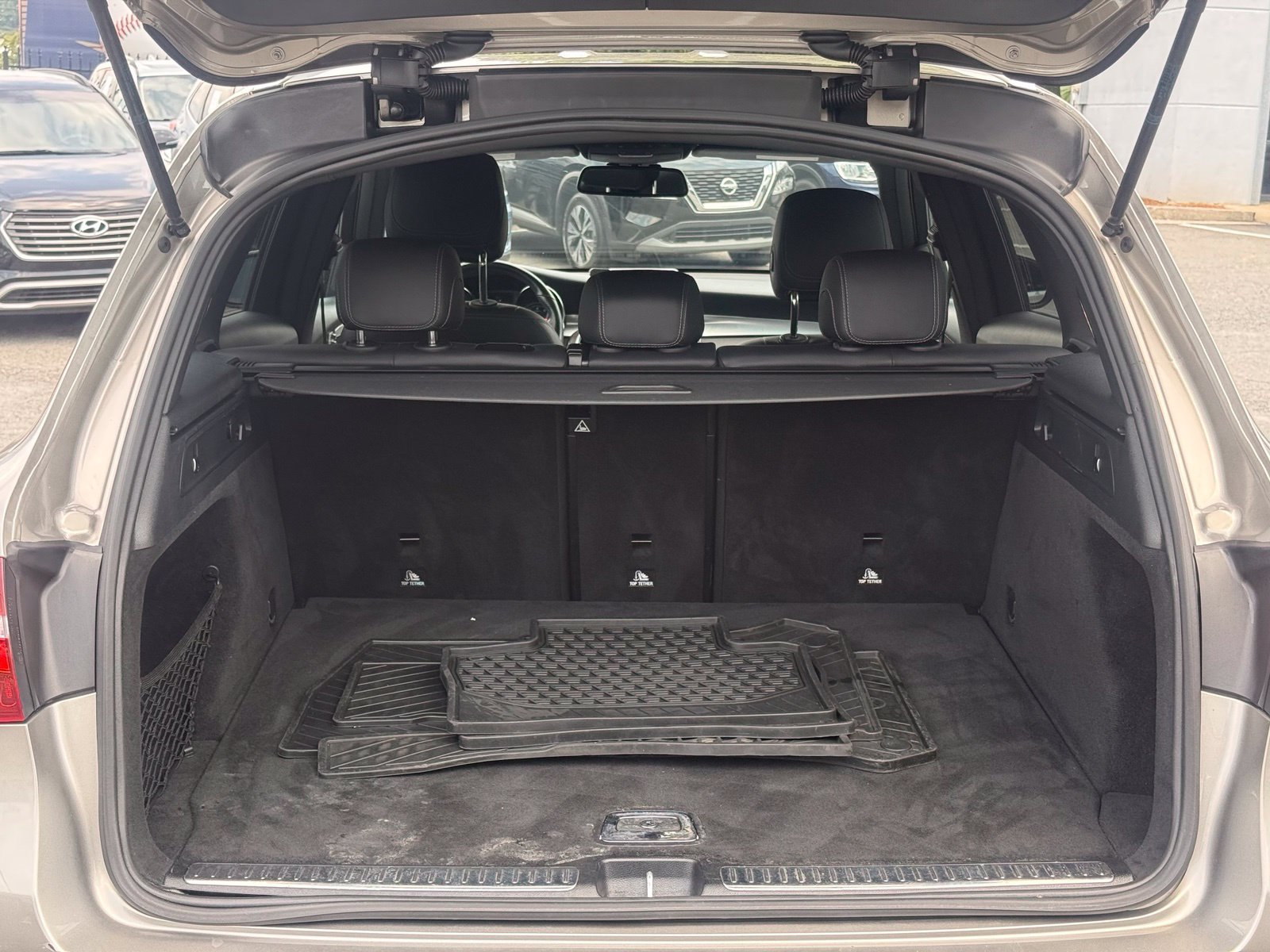 Used 2019 Mercedes-Benz GLC 300 4MATIC w/ Premium Package image 11