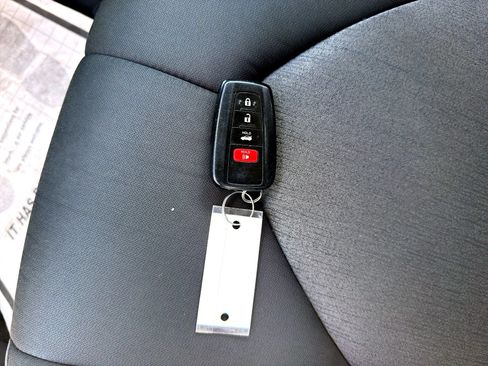 Used 2020 Toyota Camry LE w/ Convenience Package FWD image 27