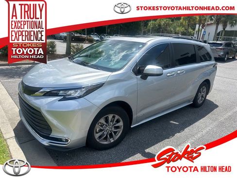 Used 2021 Toyota Sienna XLE FWD image 1