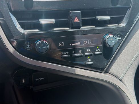 Used 2022 Toyota Camry SE w/ Convenience Package FWD image 14