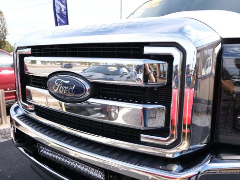 Used 2015 Ford F350 Lariat w/ Lariat Interior Package image 9