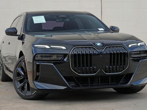 Used 2024 BMW 740i w/ Premium Package 2 RWD image 4