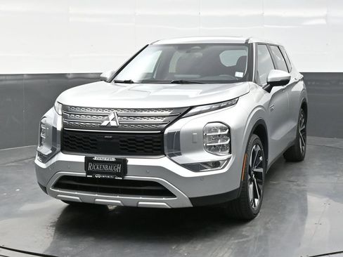 Used 2024 Mitsubishi Outlander SE image 2