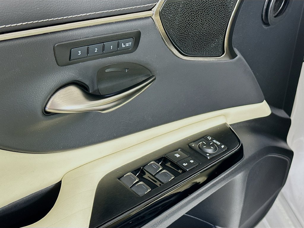Used 2022 Lexus ES 350 Ultra Luxury w/ Accessory Package 2 FWD image 18