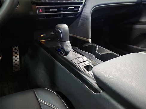 Used 2025 Toyota Camry SE image 9