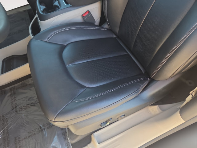 Used 2024 Chrysler Pacifica Touring-L FWD image 26