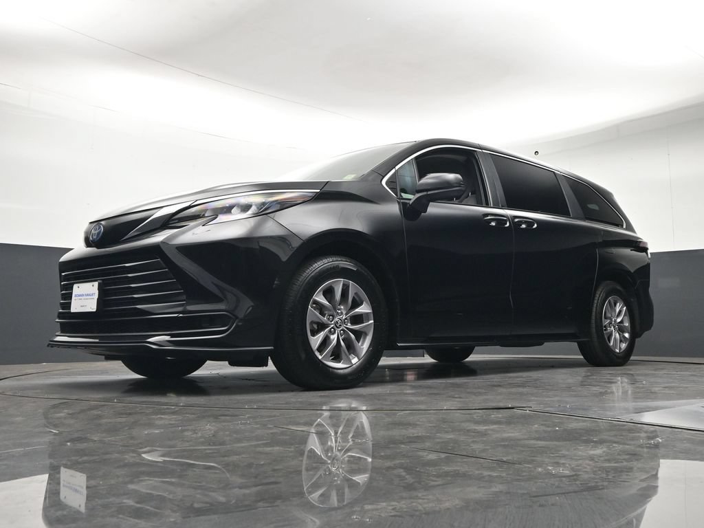 Used 2025 Toyota Sienna LE AWD/4WD image 25