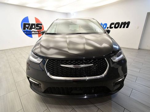 Used 2024 Chrysler Pacifica Limited FWD image 8