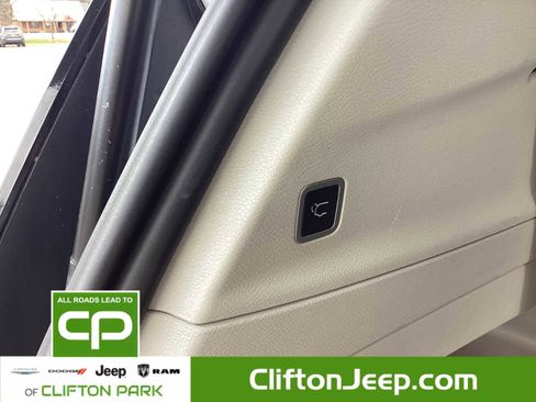 Certified 2024 Chrysler Pacifica Touring-L image 9