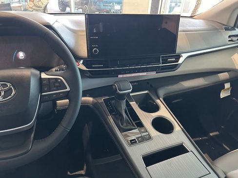 New 2026 Toyota Sienna XLE image 19