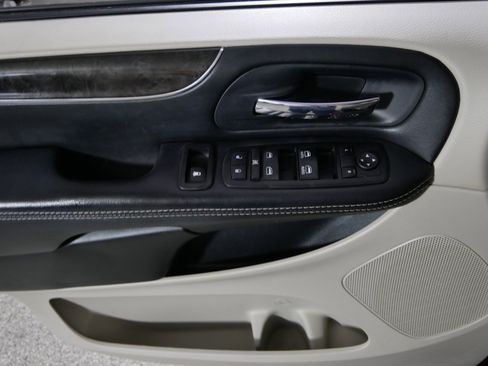 Used 2014 Chrysler Town & Country Touring-L w/ Driver Convenience Group FWD image 19