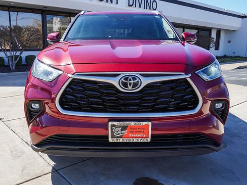 Used 2022 Toyota Highlander XLE image 3