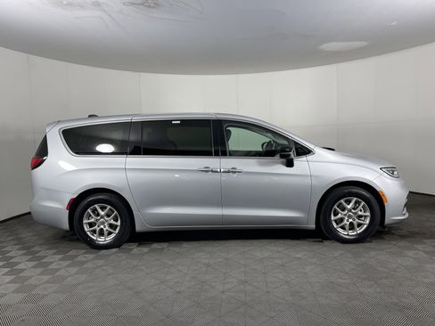Used 2024 Chrysler Pacifica Touring-L image 5