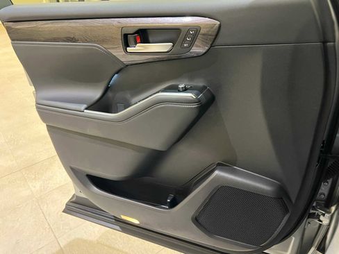 Certified 2025 Toyota Highlander Limited image 18