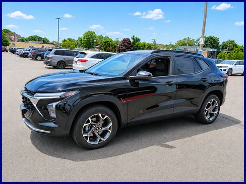 Used 2025 Chevrolet Trax LT FWD image 1