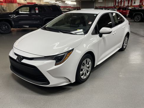 Used 2025 Toyota Corolla LE w/ Convenience Package image 6